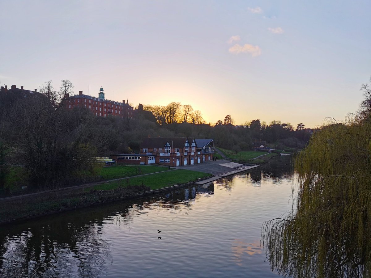 Liam_Ball92's tweet photo. It's the #SpringEquilux today, same length day/night. Days are getting longer & here is #sunset & #WormMoon rising from Kingsland Bridge in Shrewsbury this evening. https://t.co/Q1iPqV1IG1