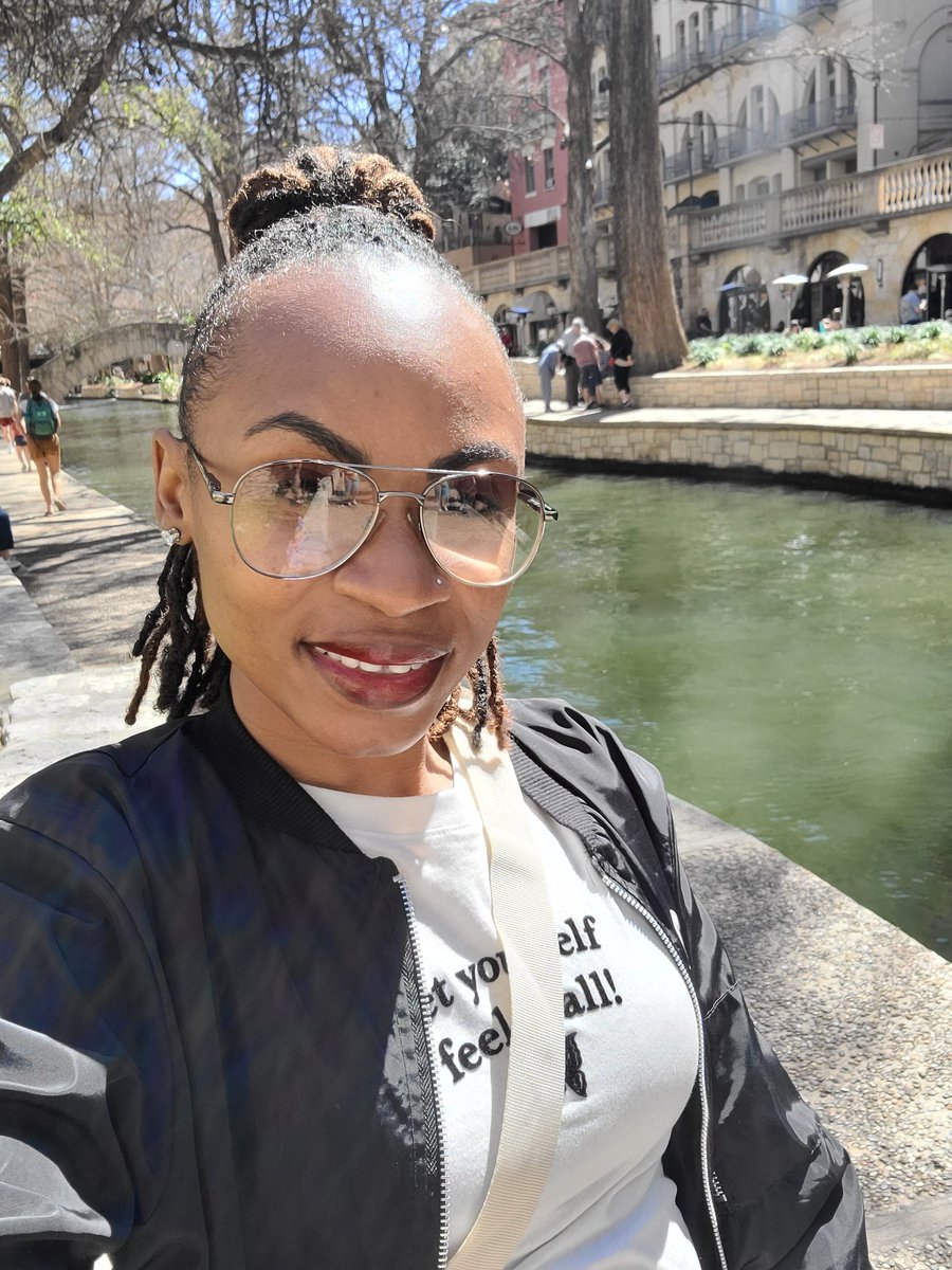 I hope this smile brightens up your day! I smile because I am happy. Happy to enjoy the small things in life. The things most people take for granted. And as always, Dr. K Motivates is here for you! 
#smile 
#grateful 
#DrKMotivates 
#lifecoach 
#mentor 
#fypage