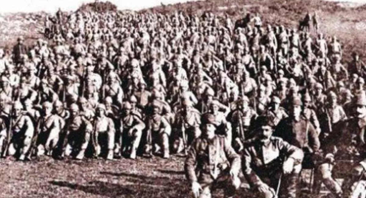 Vurulup tertemiz anlından uzanmış yatıyor...
Bir hilal uğruna yarab ne güneşler batıyor...
#18martcanakkalezaferi 
#18Mart1915