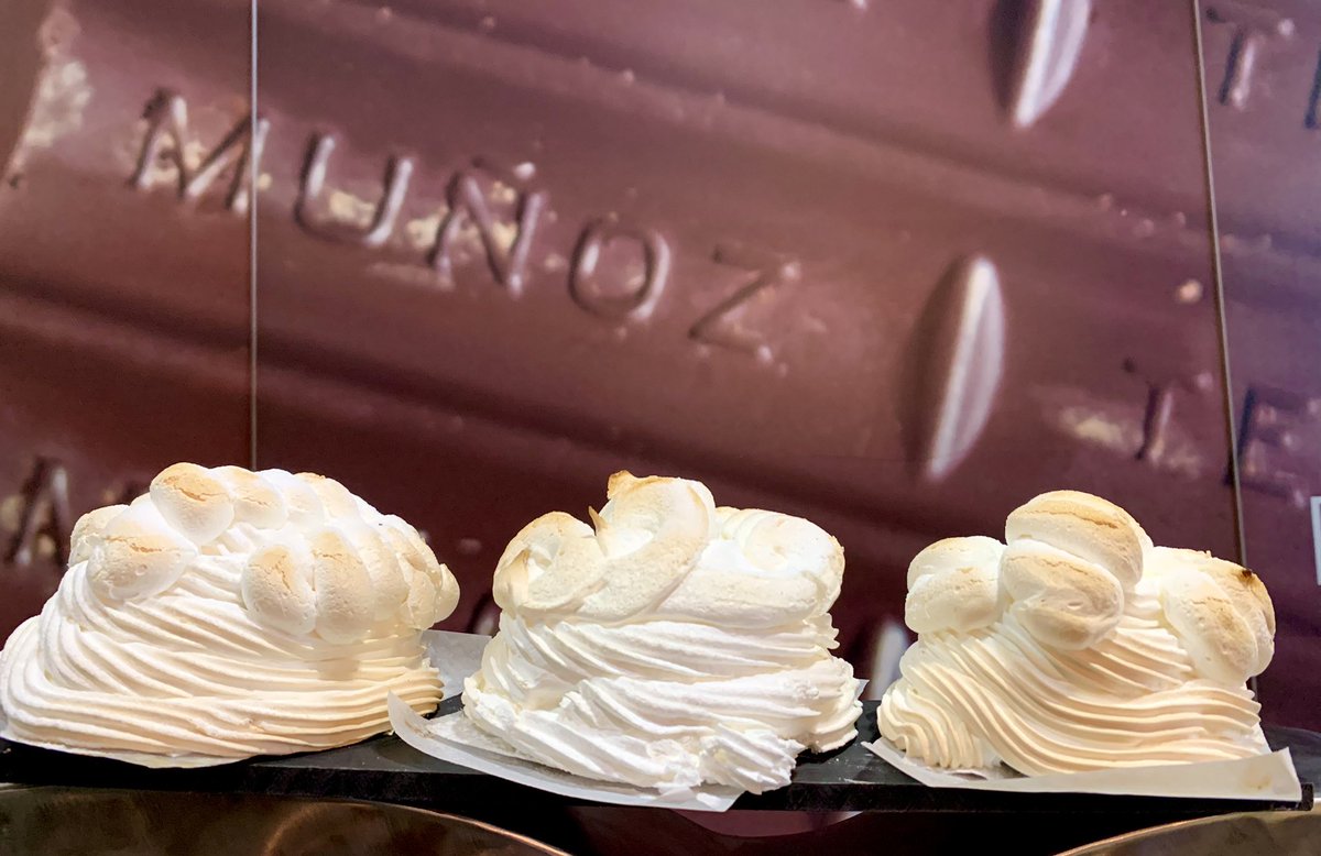 Glorias de San José: bizcocho emborrachado, yema, cabello de angel toque de canela y mucho merengue. En casa las hacemos desde hace más de 100 años para estas fechas