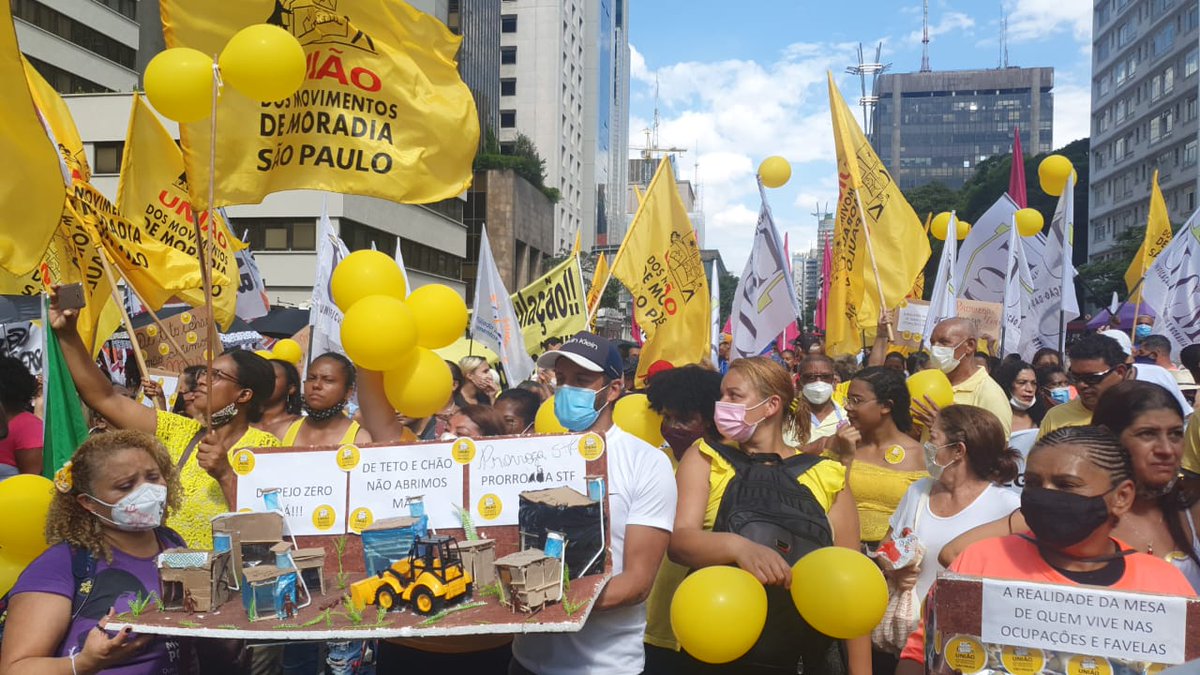 Dados da <a href="/despejozero/">Campanha Despejo Zero</a> apontam que mais de 27,6 mil foram removidas na maior crise sanitária enfrentada pelo país e outras 132 mil ainda estão ameaçadas. Confira imagens da mobilização para prorrogar a liminar. A foto é do ato em São Paulo. #DespejoZero #ProrrogaADPF