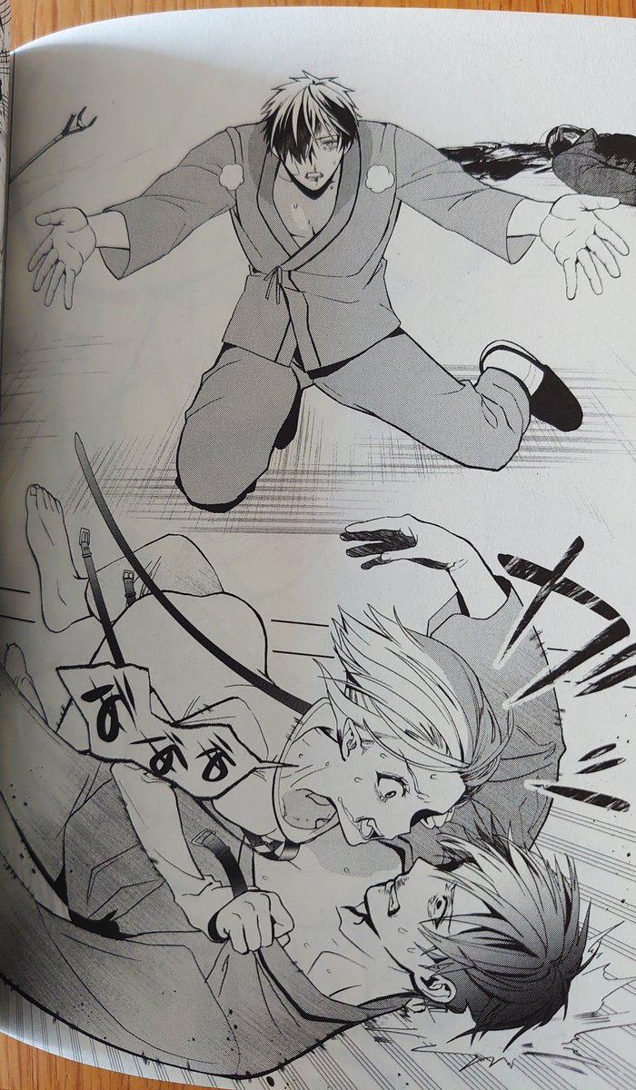 ① 女の子吸血鬼が囚われの特殊部隊長へ恋の告白
② 大人達が初心な告白にてんやわんや
③ 痛めつけられるイケメン特殊部隊長さん
④ 暴走したヒロインを受け止めようとする隊長さん
担当編集さんからも好きなシーンをいただきました!
#吸血姫好きなシーン
出典元↓
https://t.co/RBuDjenkg8