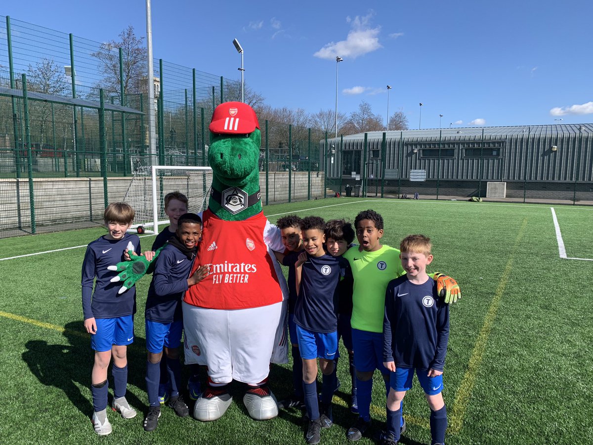 TorrianoJuniorS's tweet photo. A brilliant 3rd placeπ₯ for our Boys Football Team! Thank you @AFCCommunity for organising the @PLCommunities Football Tournament! #TeamTorriano β½οΈ #FairPlay #Teamwork https://t.co/DhfJeMPUiZ