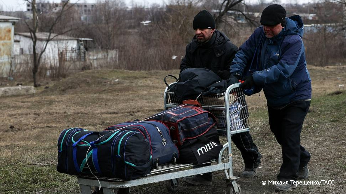 Новости украины на сегодня свежие срочно. Новости сегодня последние. Украинцы кланяются иностранцам. Россия-Украина последние. Россия и Украина картинки люди.