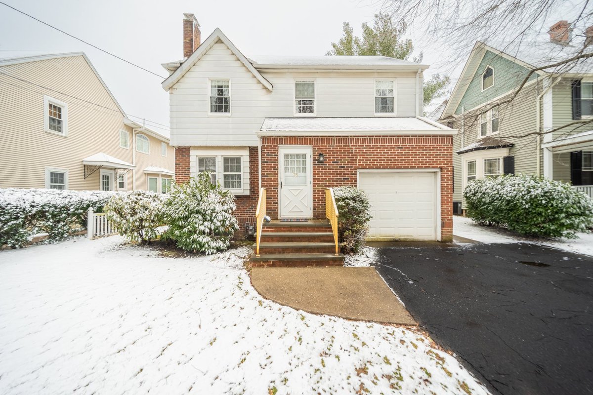 CocciaRealty's tweet photo. Open House Weekend!
Saturday 03/19 &amp; Sunday 03/20 from 1- 3 pm

23 Enclosure Street, Nutley, NJ
1 FAM House for $425K
Hosted by Kasha Kolakowski, 973.396.6001 and Jessica Occhipinti, 917.574.0079

More details: https://t.co/28V0owGYky
#CocciaRealty #RealEstate #NJ #OpenHouse https://t.co/l6iZcbwKEK