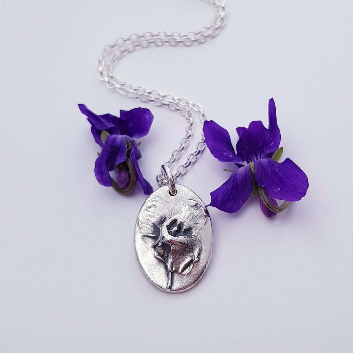 Flutterbuyzstu1's tweet image. I&apos;ve just finished working on this stunning violet picked from my garden. 
A gorgeous spring sweet violet captured in sterling silver.

Only 1 available in my shop
etsy.com/uk/listing/119…

#MothersDay2022 #violet #handmade #jewellery