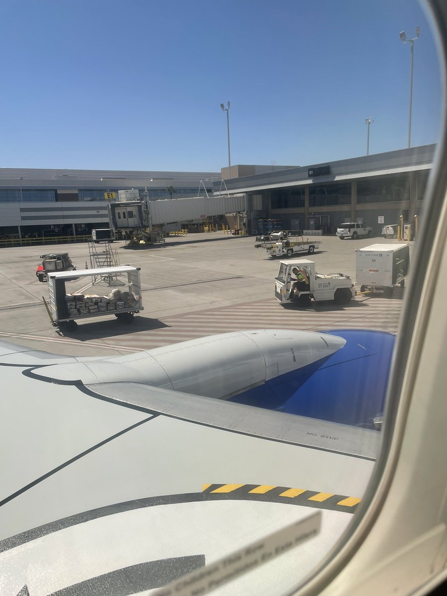 The <a href="/ziaconsulting/">Zia Consulting</a> marketing team is leaving 75 and sunny at #phx for 35 and snow at #den. Thankful for an awesome week at the Digital Summit, we learned a lot! #DSPHX