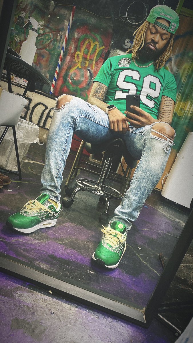 KingTattstar's tweet photo. #AirMaxMonth #Limeade #AM1 #ReggieWhie #JeromeBrown #Eagles #MitchellandNess #PhillyFlow https://t.co/YSmsRza3yE