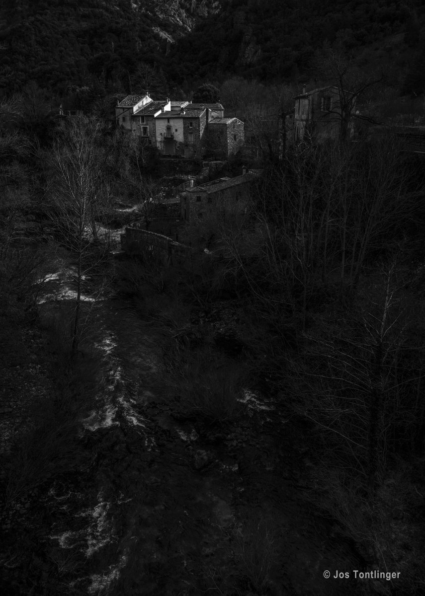 JosTontlinger's tweet photo. Et au milieu coule une rivière. https://t.co/dXfZIngL7c
