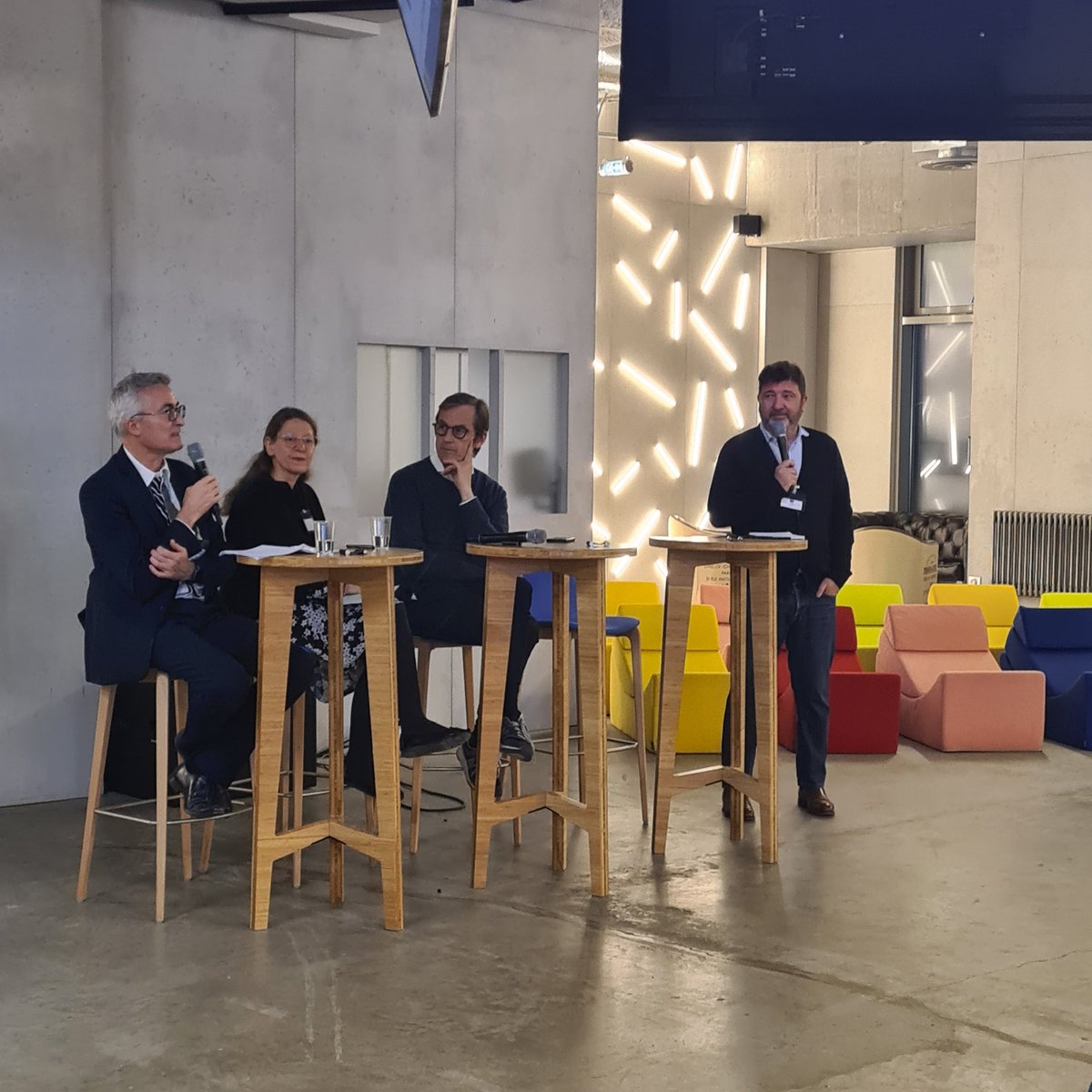 CelsaAlumni's tweet image. Déf. #ComResponsable de @val0112 : une communication plus sensible aux enjeux écologiques, plus à l&apos;écoute de l&apos;ensemble des habitants de la planète. Et on a un rôle important : sortir du méta récit de la surconsommation ! #celsandco