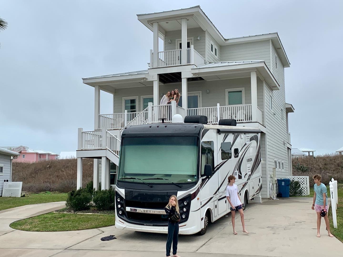Kevin Millar on X: We made it…… 10 kiddos 1 wife and 1 RV….. to the  beach…. #roadTrip #family #springbreak 🇺🇸🇺🇸🇺🇸🇺🇸🇺🇸   / X