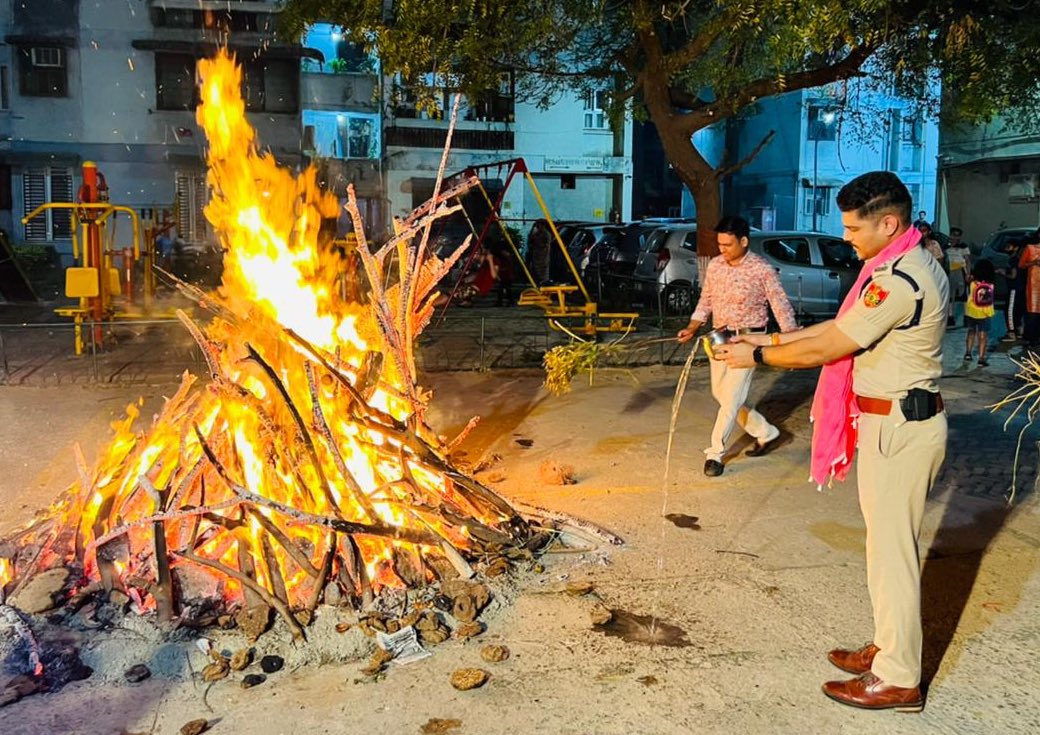 ACP_Nirav's tweet photo. बुराई पर अच्छाई की जीत के प्रतीक होली के पर्व की आपको और आपके परिवार को हार्दिक शुभकामनाएँ । 

#Holi https://t.co/3rwVb689Wt