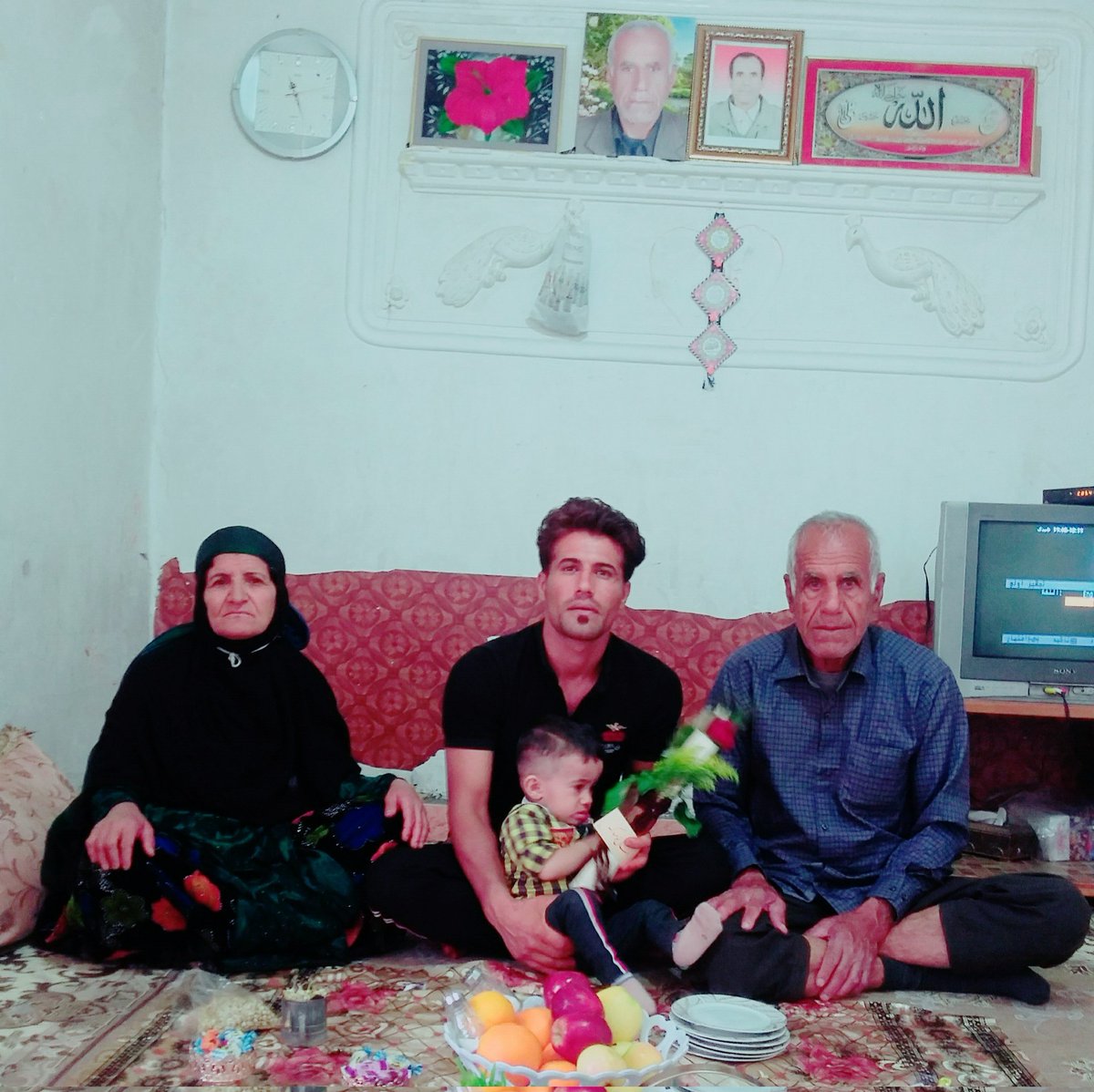 AzarKhosro's tweet photo. سفره هفت سین امسال مهم ترین "سین " را برایم کم دارد .سایه پدرم 
#روحت شاد پدرجانم 🖤😓 https://t.co/czf1n4Kg7G