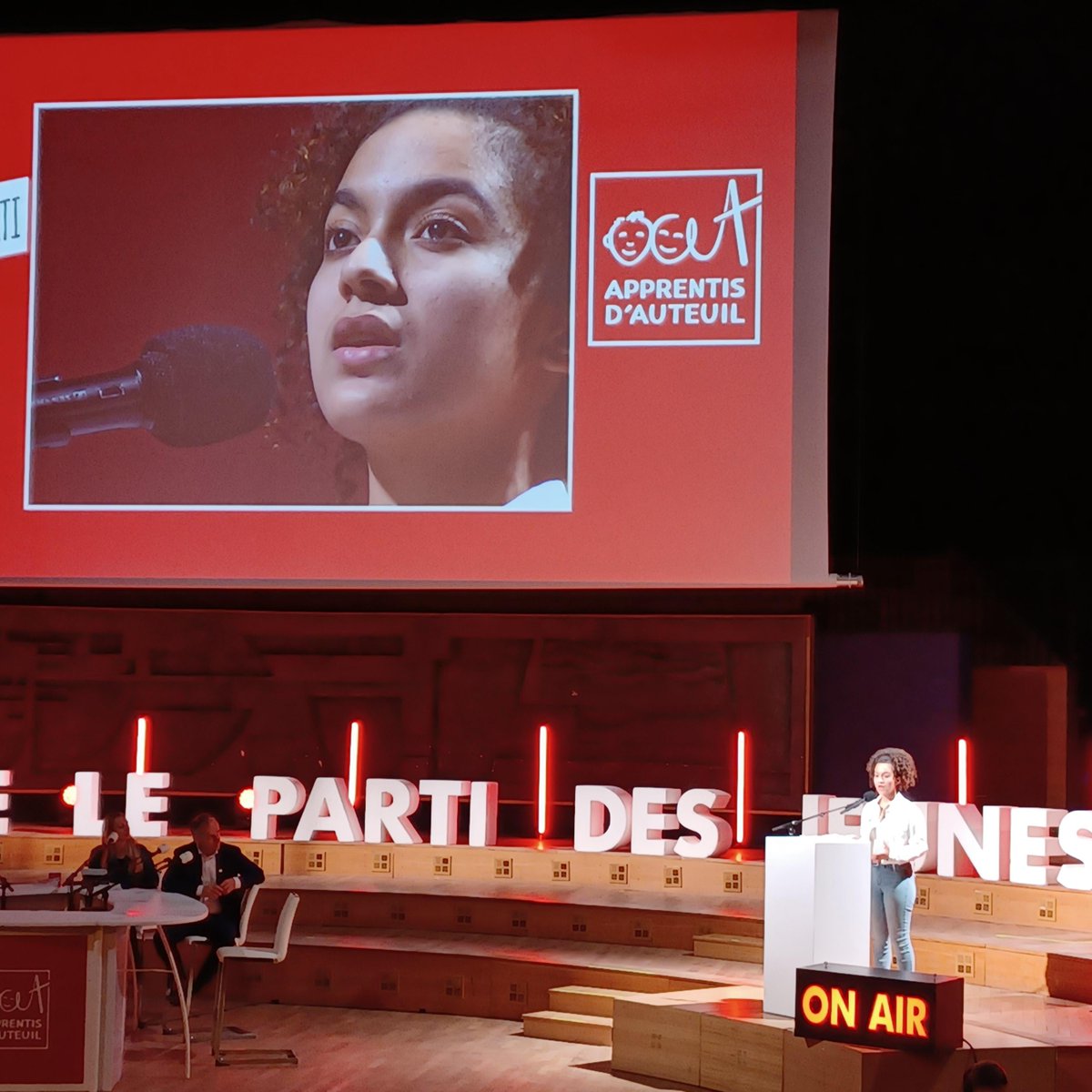 AAuteuil's tweet photo. "A tous les jeunes : certains vous diront que vous n’allez pas réussir, face à eux ne restez pas muets. Criez vos succès et hurlez vos rêves !" Ariana, ambassadrice @ta_Voixcompte #PrendreLePartiDesJeunes https://t.co/akT1XWhcF6