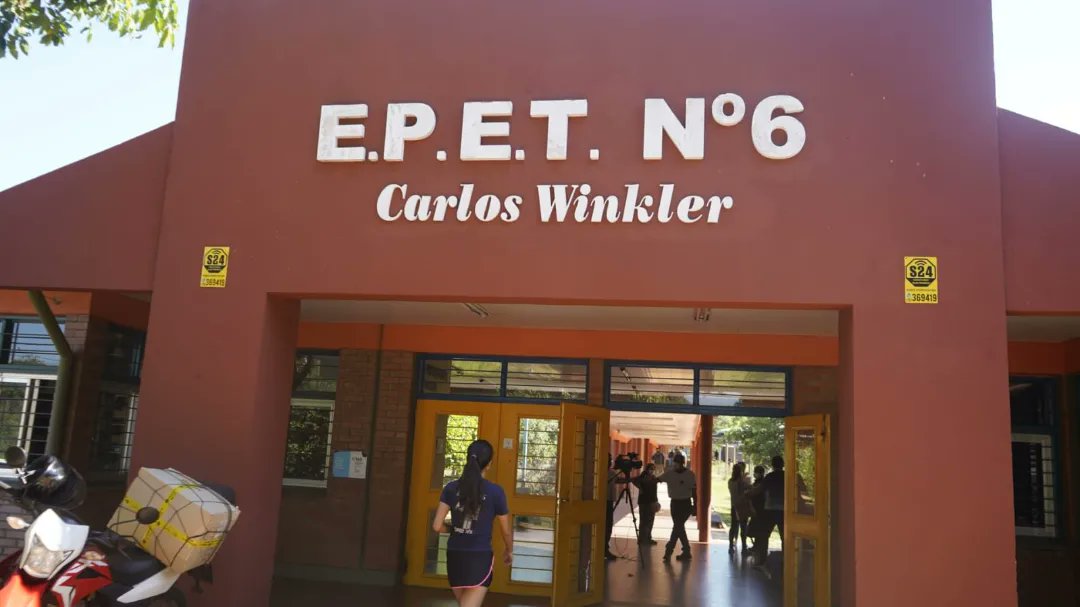 gilsonb10's tweet photo. Visitamos la EPET 6 "Carlos winkler" en Eldorado, Misiones.

Entrega de mochilas técnicas.

#EducaciónMisiones #SomosTecnicaMisiones @herrerayflia @miguel_sedoff https://t.co/sPfJoOXY8Z