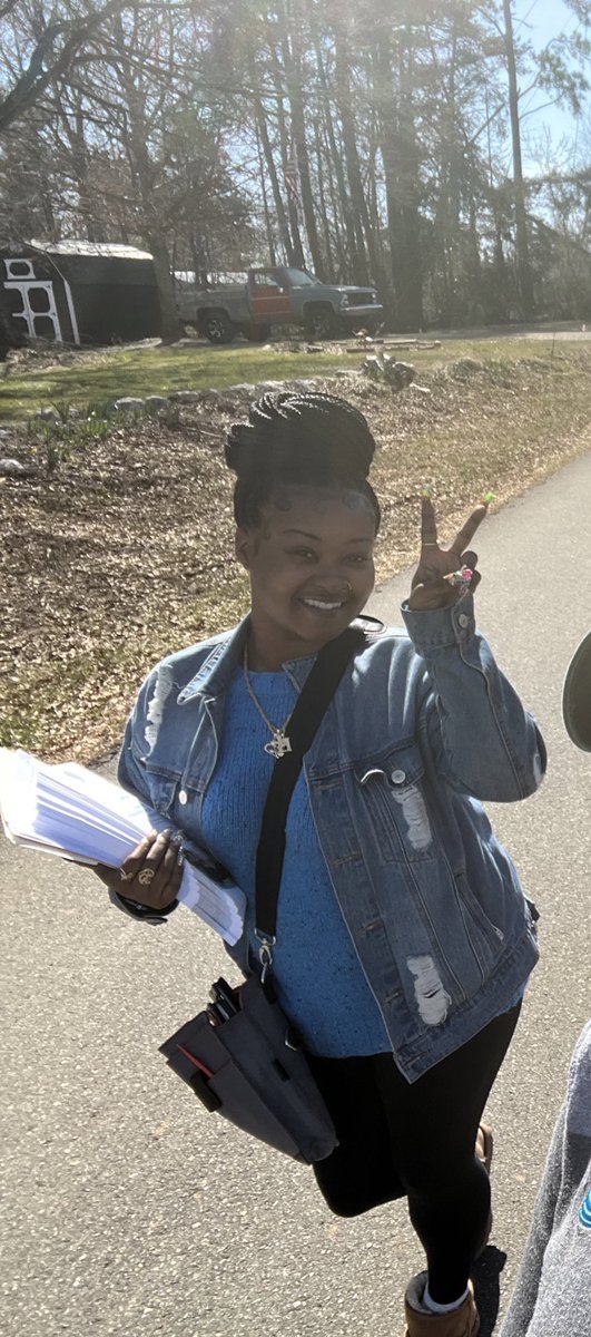 AreianF3's tweet photo. Rock$tar of @BIGSTRATFORD336 !! @BrittanyMooreWS came in on her off day to close a Fiber #2 &amp; DIRECTV Stream #2 for one of her previous customers. When customers call that means money is calling 🗣 #WeFollowUp #Mas2x4 #GignItStreaminIt #MakeitHappen  🤝👑😝 https://t.co/HYuP1wdpuP