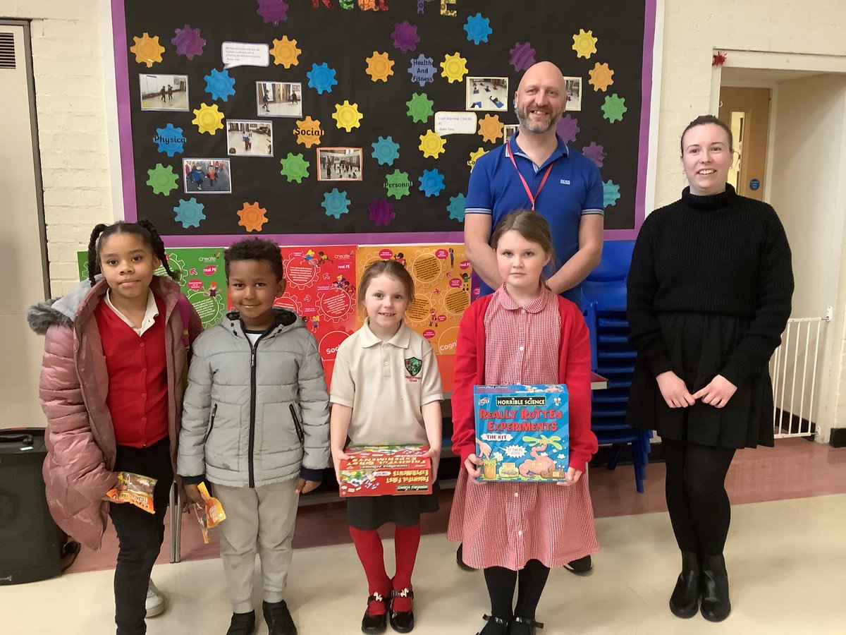 PrimaryOakhill's tweet photo. Thank you to the children and parents for attending this weeks after school Science Fair - one of our governors came in to judge the entries and was very impressed! Well done everyone 👩🏻‍🔬🧪👏🏻 https://t.co/QxkNYXTOOK