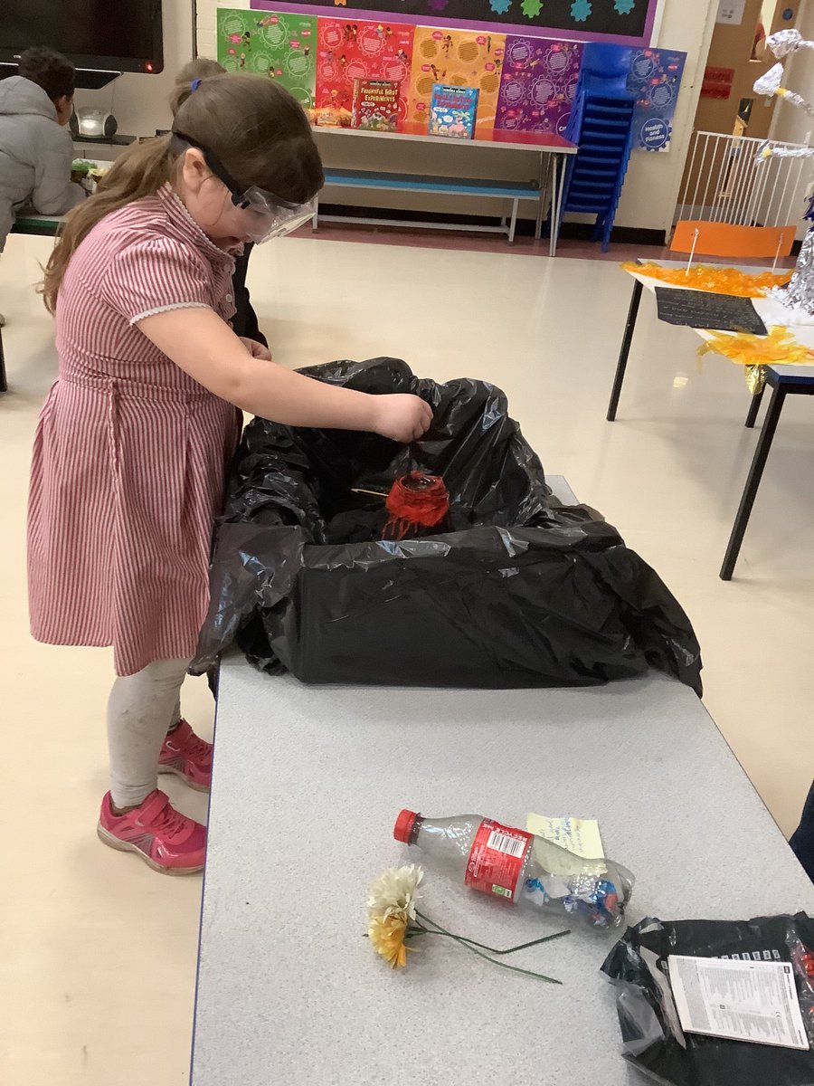 PrimaryOakhill's tweet photo. Thank you to the children and parents for attending this weeks after school Science Fair - one of our governors came in to judge the entries and was very impressed! Well done everyone 👩🏻‍🔬🧪👏🏻 https://t.co/QxkNYXTOOK