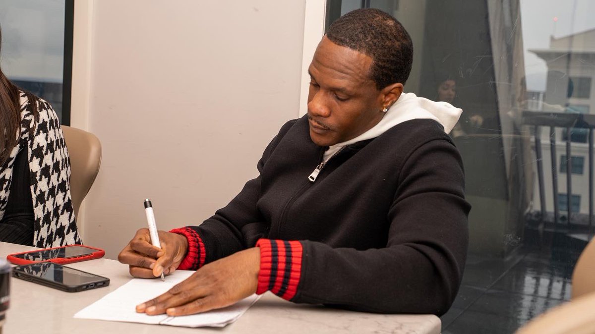 FlyBillionaire's tweet photo. Every time I do a deal I always think about how I started. It amazes me to see how far I’ve come in the process. True Wealth starts in the mind. #AtTheClosingTable https://t.co/XZi9aeR3gy
