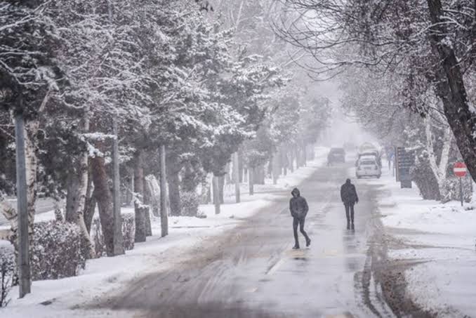 muhendisyenn's tweet photo. Bursa, Kocaeli, Sakarya, Düzce, illerinde il genelinde okullar tatil edildi haberini bekliyoruz.
Yetkililer lütfen bu karda kışta çocuklar nasıl okula gitsin. 
#KarTatili https://t.co/o15nPeVqc4