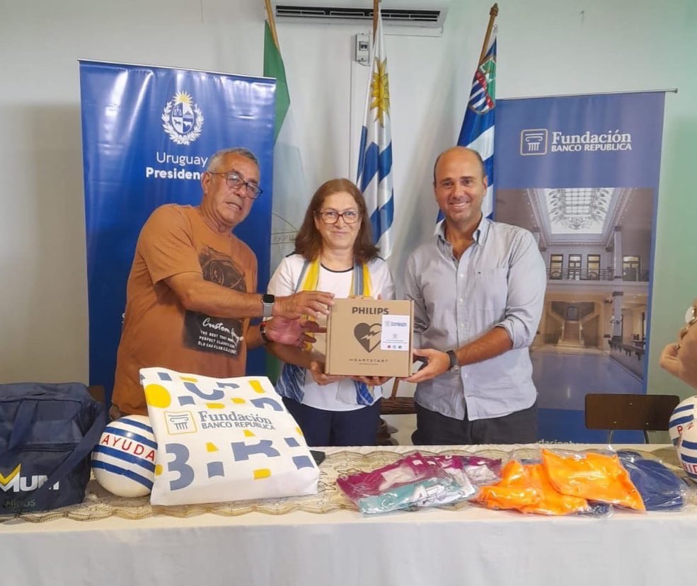▶️A su vez el Gerente Nacional del Deporte <a href="/gerlorente/">Gerardo Lorente</a>, hizo entrega de un DEA a la Plaza de Deportes de Minas de Corrales también donado por la <a href="/fundacionbrou/">Fundación Banco República</a> 

🔜La campaña #UruguayCardioSeguro sigue avanzando con el objetivo de 100 desfibriladores en todo el país.