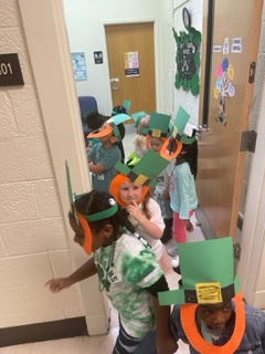 A_Pearson16's tweet photo. CRA @MosleyPLC  Pre K #scholars; On the hunt for #Clover The #Leprechaun  #StPatricksDay  @smilesmccoy @ShellGray_ @awine329 https://t.co/Hpi0vBtE1C