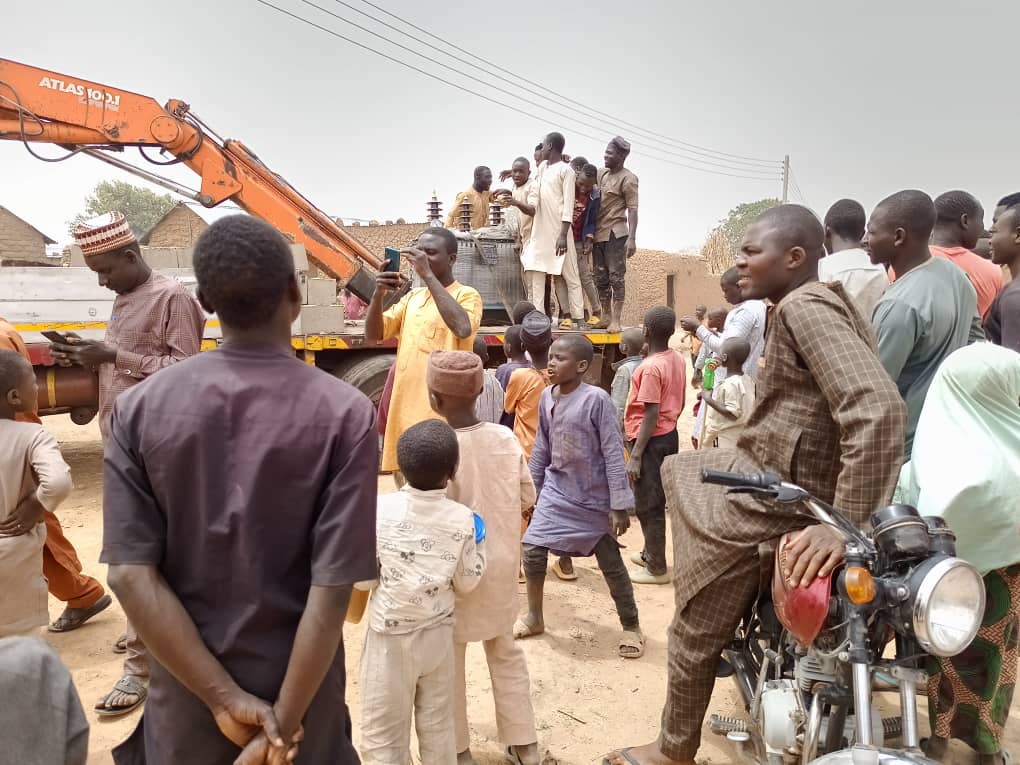 AminuAbuzayd's tweet photo. #Kwariatwork 

Elated youth of Anguwan Hudu, Makarfi LGA. The area was cut off from electricity supply due to faulty transformer for close to a year. Senator Suleiman @Abdu_Kwari came to their rescue with the supply and Installation of a brand new 300 KVA transformer https://t.co/5PkyaVLDok