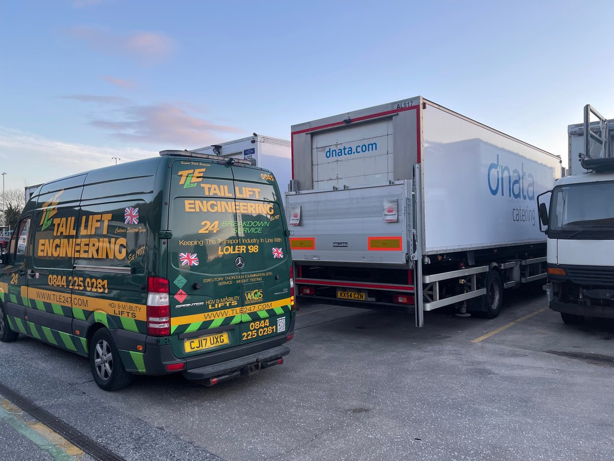 TLE247's tweet image. How do all those tiny meals end up on the plane when you go on holiday? Quite simply, they’re delivered and loaded by these guys - dnata catering by means of this Dhollandia Column Tail Lift. This type of business can’t afford to be late…#247breakdown #dhollandia #dnatacatering