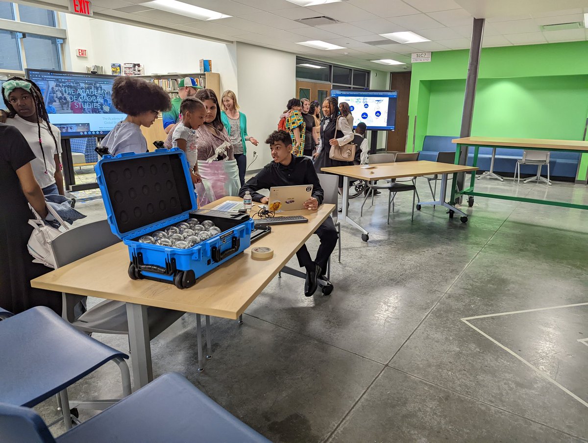 CoachJenniferH's tweet photo. A successful Night of Freedom at WWHS! The students did a fantastic job of explaining their projects and work with @zSpace and @SpheroEdu. So impressed! @wwcsdistrict @ermartin89 #HCESCedTech https://t.co/uzONfjbFqv