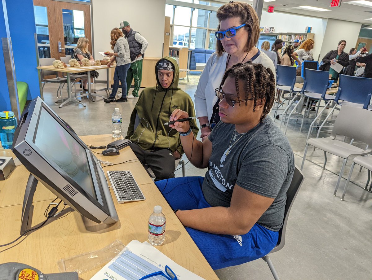 CoachJenniferH's tweet photo. A successful Night of Freedom at WWHS! The students did a fantastic job of explaining their projects and work with @zSpace and @SpheroEdu. So impressed! @wwcsdistrict @ermartin89 #HCESCedTech https://t.co/uzONfjbFqv