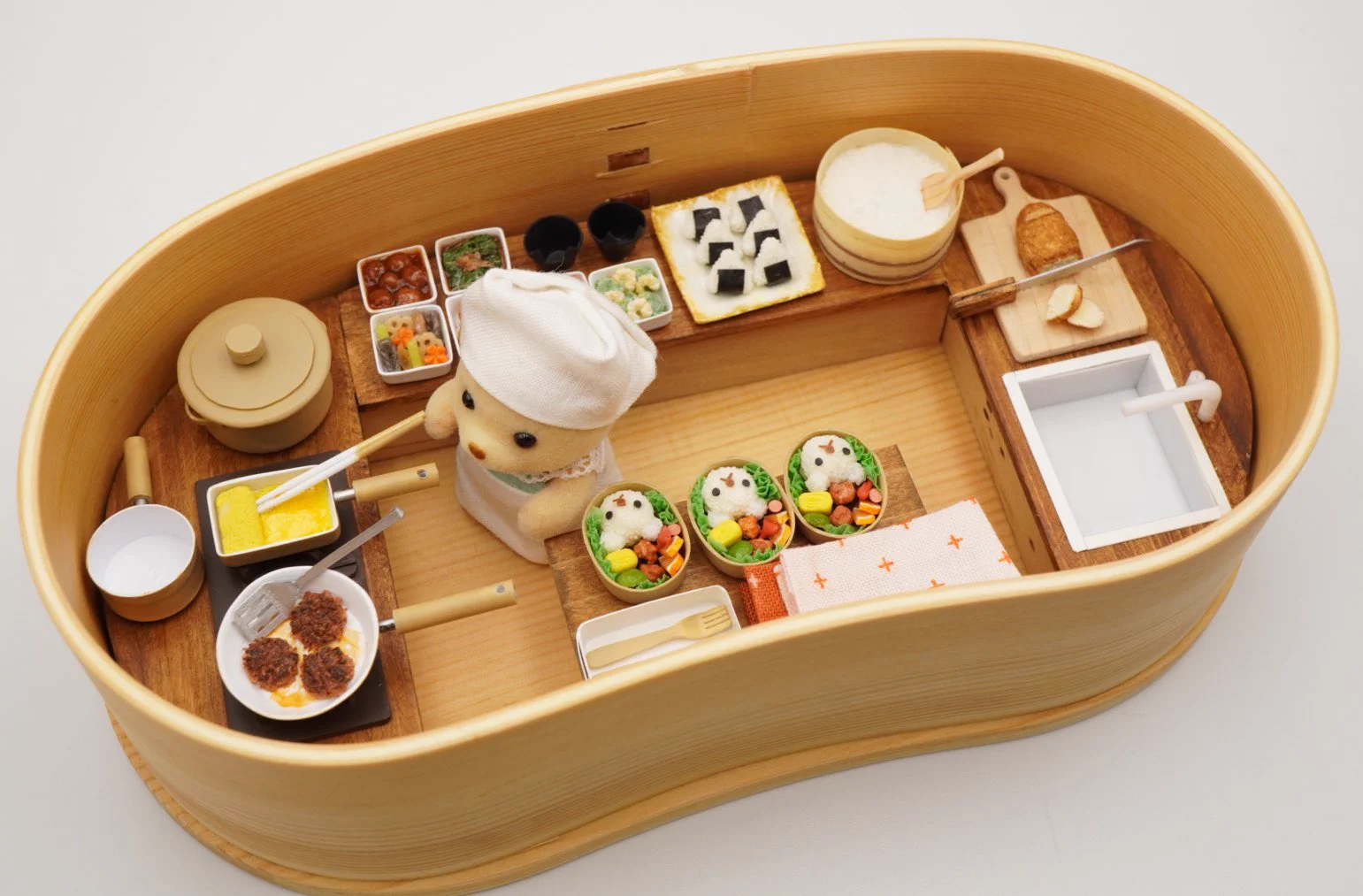 開けてびっくり！お弁当の中には、ひみつの台所がありました。