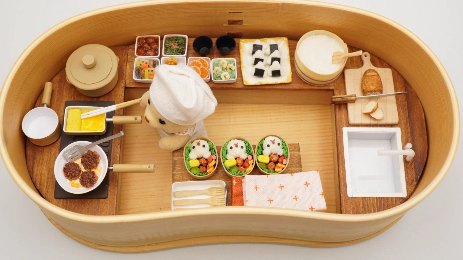 開けてびっくり！お弁当の中には、ひみつの台所がありました。