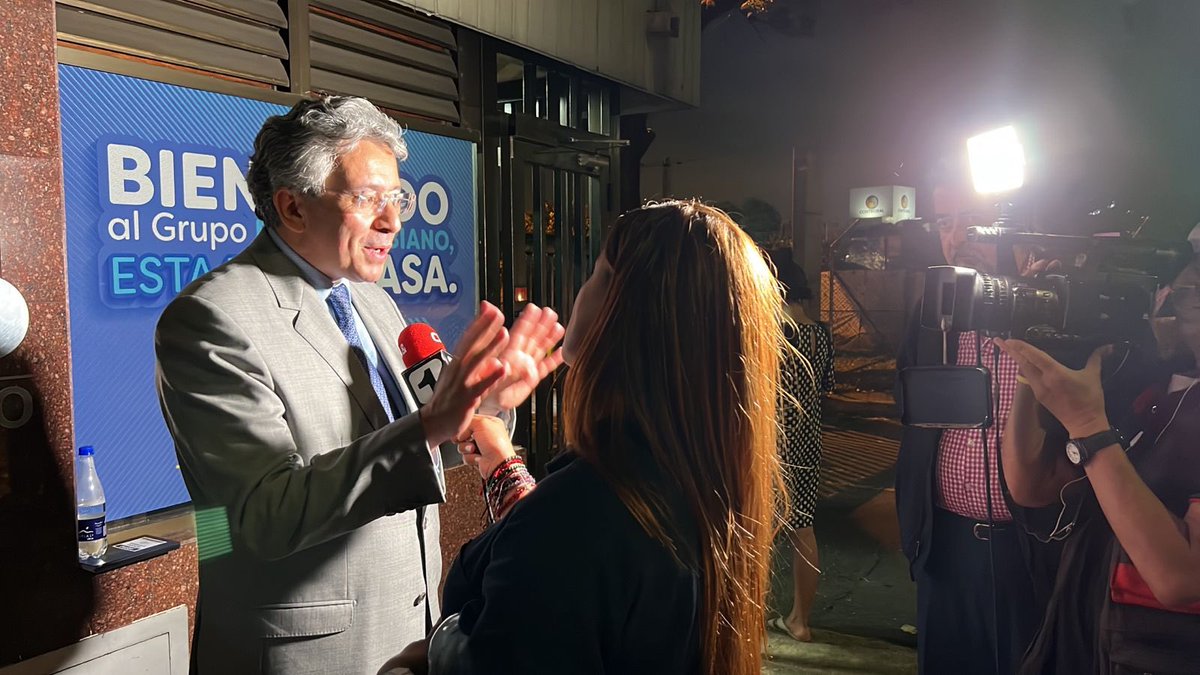 Esta es la libertad de prensa que reclama <a href="/elcolombiano/">El Colombiano</a> ? Un atril vacío y <a href="/Enrique_GomezM/">Enrique Gómez</a> afuera de sus instalaciones. Censura en su máxima impresión!!