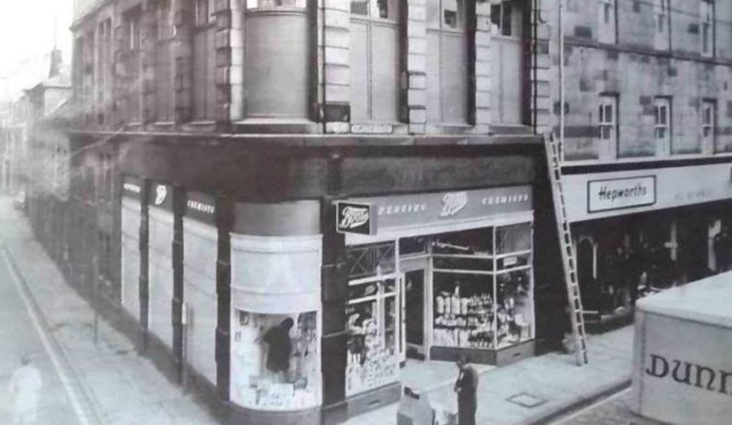 GreenockLassie's tweet photo. #GreenockSocialHistory #Boots #HamiltonStreet #Hepworths
Boots at the corner of Hamilton Street, Greenock, 1960s
More here https://t.co/QpzZr7jwQf https://t.co/a7tRIdTH1h