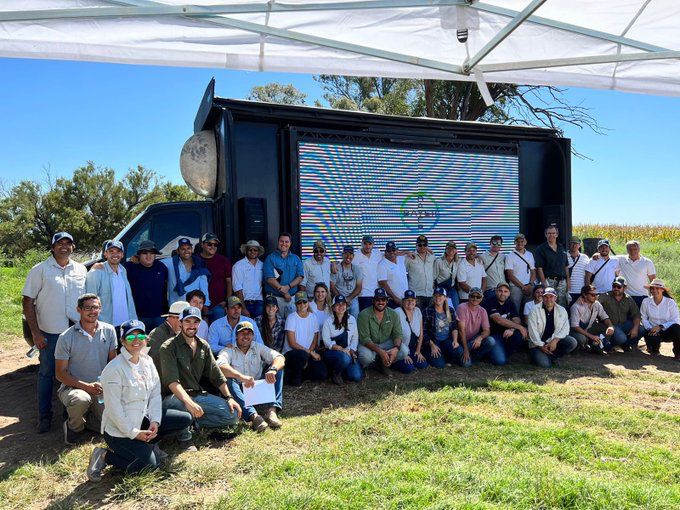 jfmarini's tweet photo. Equipo de Distribuidores, Asesores, RVs de dist. Canales, Desarrollo y Mkt. En conjunto con un mismo objetivo de intercambio y aprendizaje 🎯🎯💪💪
Como se extrañaba!
Antes, hoy y siempre #Dekalb
#LíderesEnRelacionamieno 
Gracias @tomaspereda94 como siempre!!
@Bayer4Crops https://t.co/mjwl3TM76F