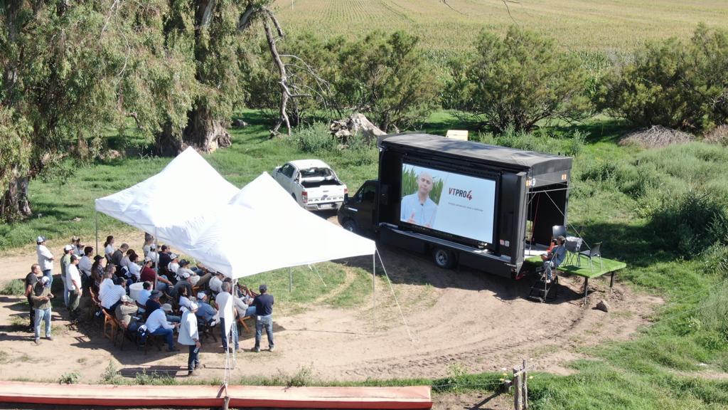 jfmarini's tweet photo. Equipo de Distribuidores, Asesores, RVs de dist. Canales, Desarrollo y Mkt. En conjunto con un mismo objetivo de intercambio y aprendizaje 🎯🎯💪💪
Como se extrañaba!
Antes, hoy y siempre #Dekalb
#LíderesEnRelacionamieno 
Gracias @tomaspereda94 como siempre!!
@Bayer4Crops https://t.co/mjwl3TM76F