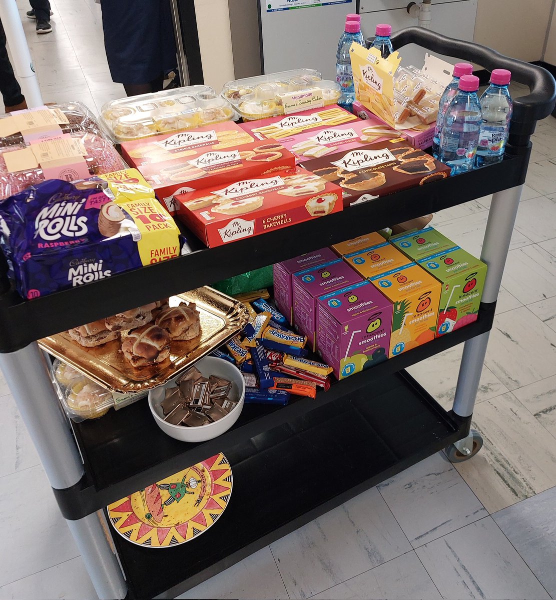 DrScottMurray's tweet photo. "Nutrition and Hydration" trolley on Cardiology ward today 🙈🤯. More like "Calorie Density and Fructose" trolley. 3/4 patients on ward obese or diabetic. The NHS is broken, we cant even give sick people the right cues 😭 What can we do? 🤷🏻‍♂️🥴 @SimonCapewell99 @CMPHN @PHCukorg https://t.co/TDdynYfKY0