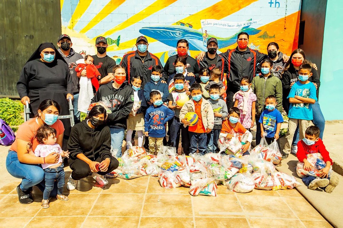 Galgos_LFA's tweet photo. Nuestros jugadores en representación de todos los GalgosFans visitaron la Casa Hogar Sonrisa de Ángeles para hacer entrega de los alimentos donados por la afición en nuestra colecta en beneficio de Tijuana
¡Gracias afición, vamos unidos por nuestra ciudad! ❤️🖤💪
#GalgosContigo https://t.co/xyiR2lmDwR