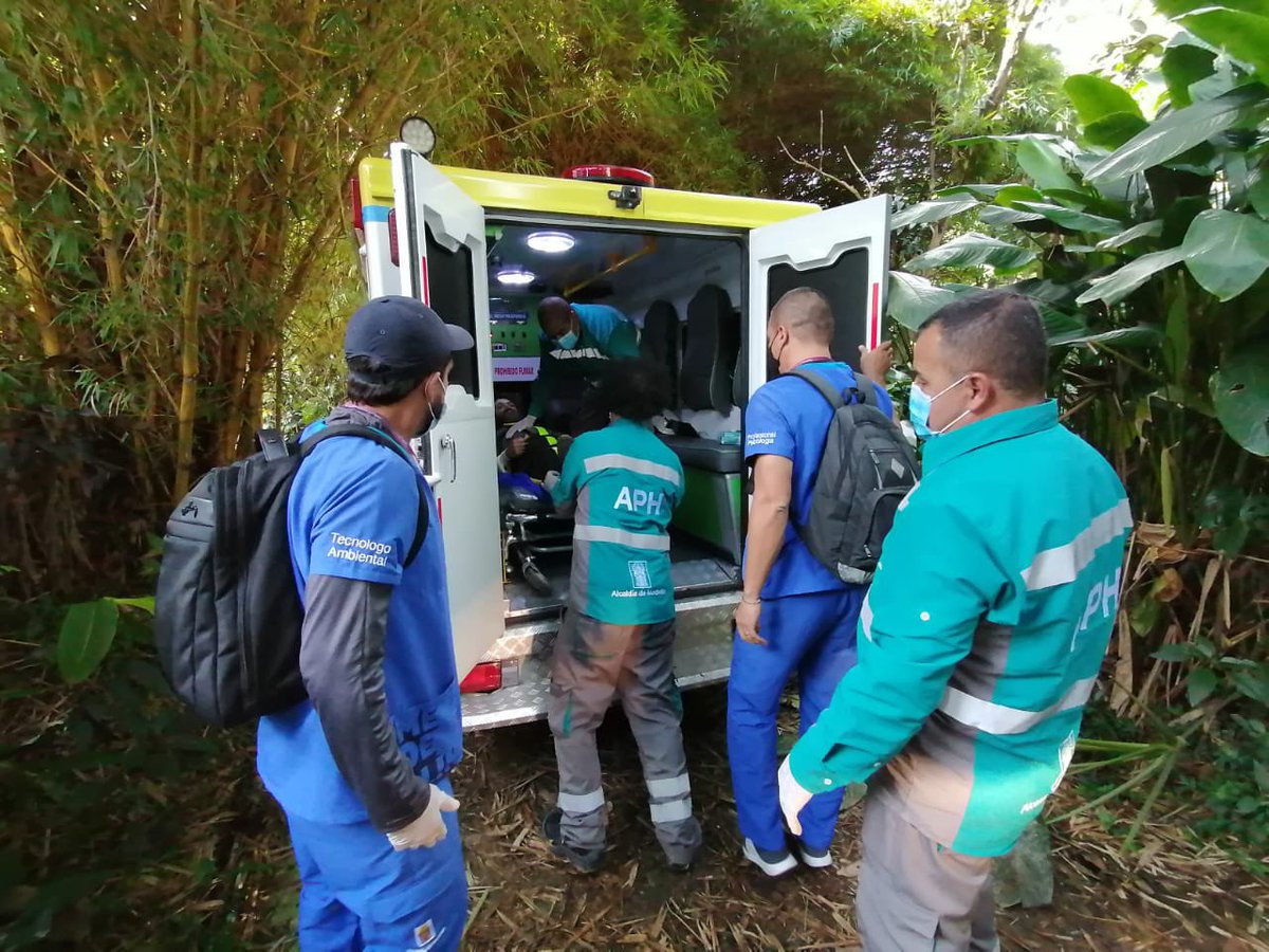 AndreeUribeM's tweet photo. Nuestros profesionales brindaron acompañamiento en salud mental a las personas que convivían con los animales, quienes posteriormente fueron trasladados a un centro hospitalario por nuestros #APH123, para ser atendidos oportunamente. https://t.co/iTwkp1E8PJ