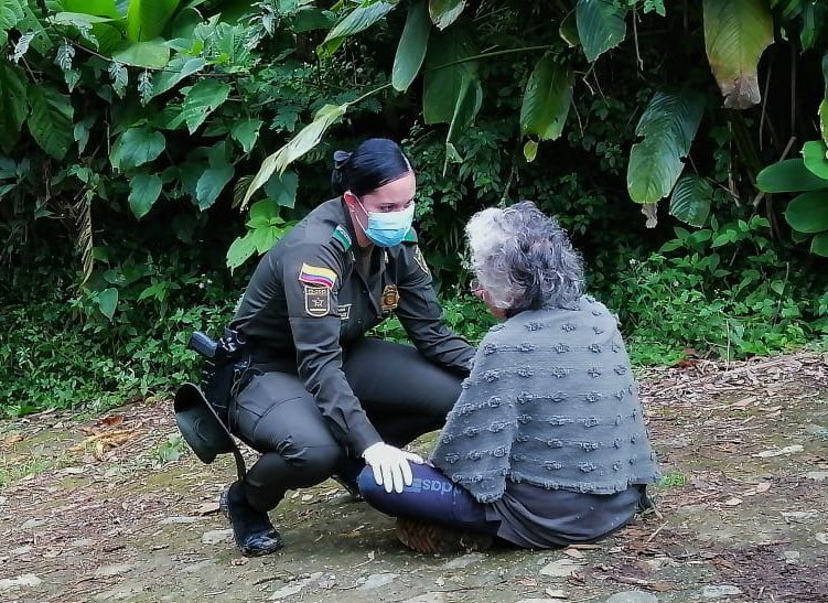AndreeUribeM's tweet photo. Nuestros profesionales brindaron acompañamiento en salud mental a las personas que convivían con los animales, quienes posteriormente fueron trasladados a un centro hospitalario por nuestros #APH123, para ser atendidos oportunamente. https://t.co/iTwkp1E8PJ