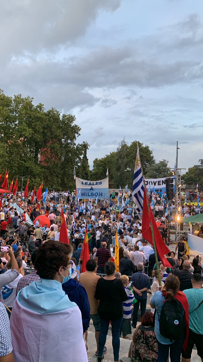 Gran acto de cierre en Montevideo.
Para seguir construyendo el País que queremos votamos NO. 

#UruguayNODeroga #VotamosCeleste