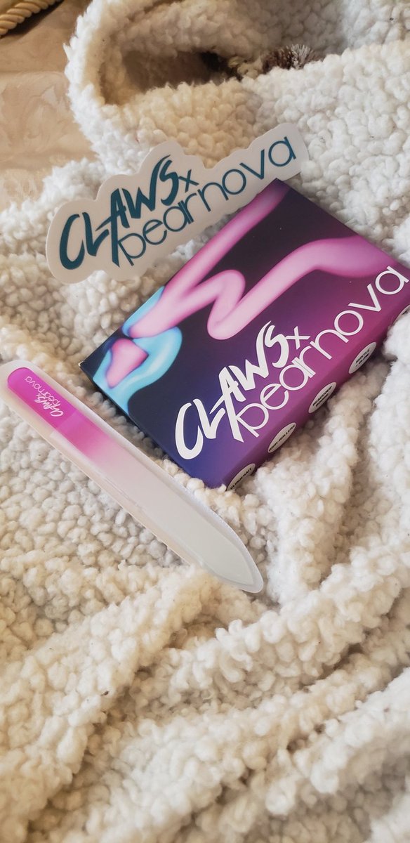 NeQuitaHunter's tweet image. Thanks @ClawsTNT for this beautiful nail polish! I miss the show, already! #ClawsTNT