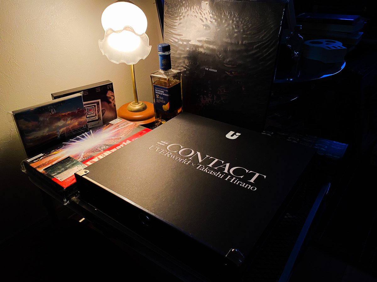 _mr_____a_'s tweet photo. やったー！！タワレコで注文していた
UVERworld × Takashi Hirano
#CONTACT
が届いたので部屋にUVERゾーンを。

めっちゃテンション上がってます😊

今度、仲良しのUVER crewの方と一緒に見よーっと。

#UVER #TakashiHirano #写真集 #UVERcrew https://t.co/1Oc9dEw9Na