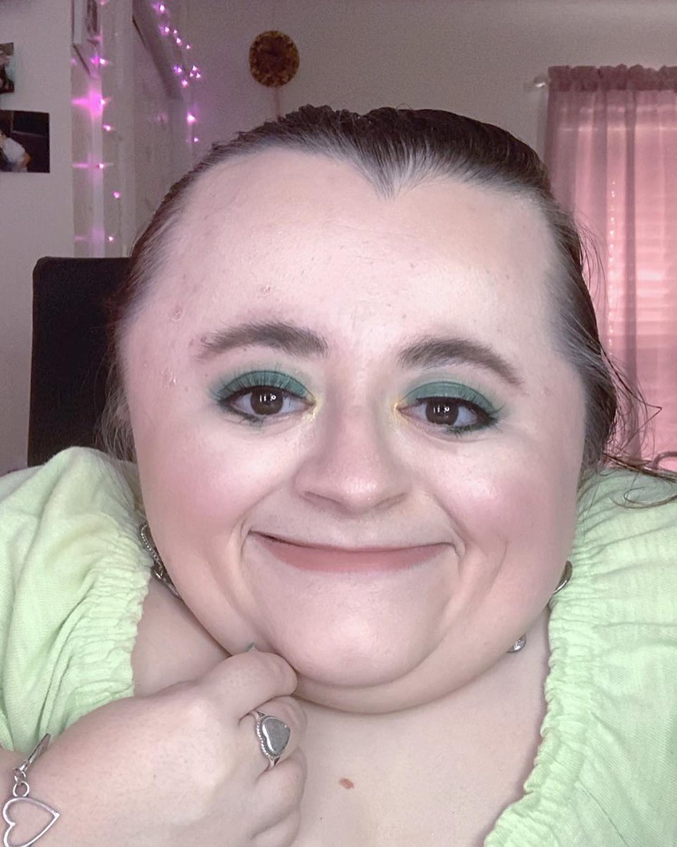 Makeup_Hannah15's tweet photo. It must yโallโs lucky ๐ day because Iโm posting two โ๐ป looks! ๐ #motd๐ #ootd๐ #greeneyeshadow #boldlooks #fullglam #makeupismypassion #makeupobsesssed #makeuplover https://t.co/9aShVcY35M
