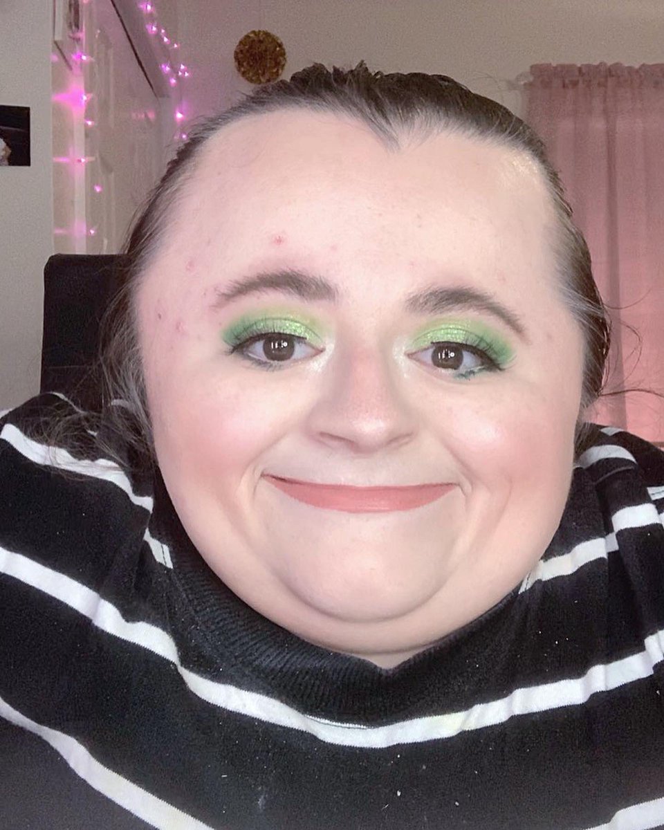 Makeup_Hannah15's tweet photo. It must yโallโs lucky ๐ day because Iโm posting two โ๐ป looks! ๐ #motd๐ #ootd๐ #greeneyeshadow #boldlooks #fullglam #makeupismypassion #makeupobsesssed #makeuplover https://t.co/9aShVcY35M