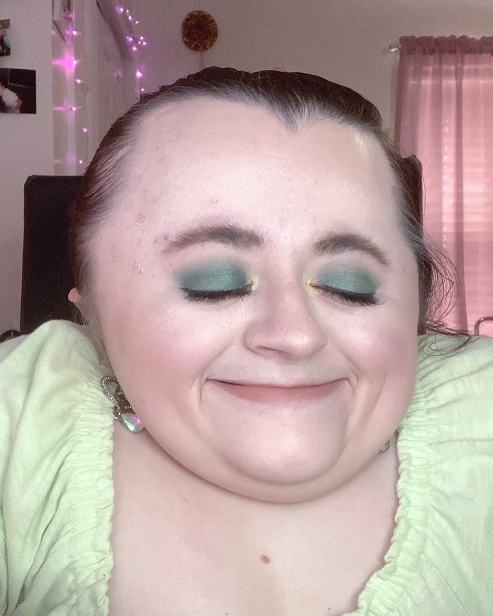 Makeup_Hannah15's tweet photo. It must yโallโs lucky ๐ day because Iโm posting two โ๐ป looks! ๐ #motd๐ #ootd๐ #greeneyeshadow #boldlooks #fullglam #makeupismypassion #makeupobsesssed #makeuplover https://t.co/9aShVcY35M