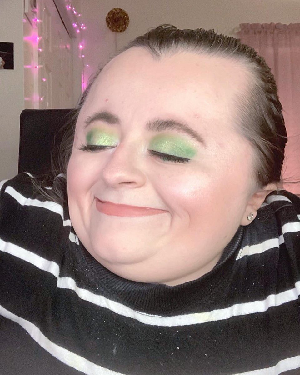 Makeup_Hannah15's tweet photo. It must yโallโs lucky ๐ day because Iโm posting two โ๐ป looks! ๐ #motd๐ #ootd๐ #greeneyeshadow #boldlooks #fullglam #makeupismypassion #makeupobsesssed #makeuplover https://t.co/9aShVcY35M