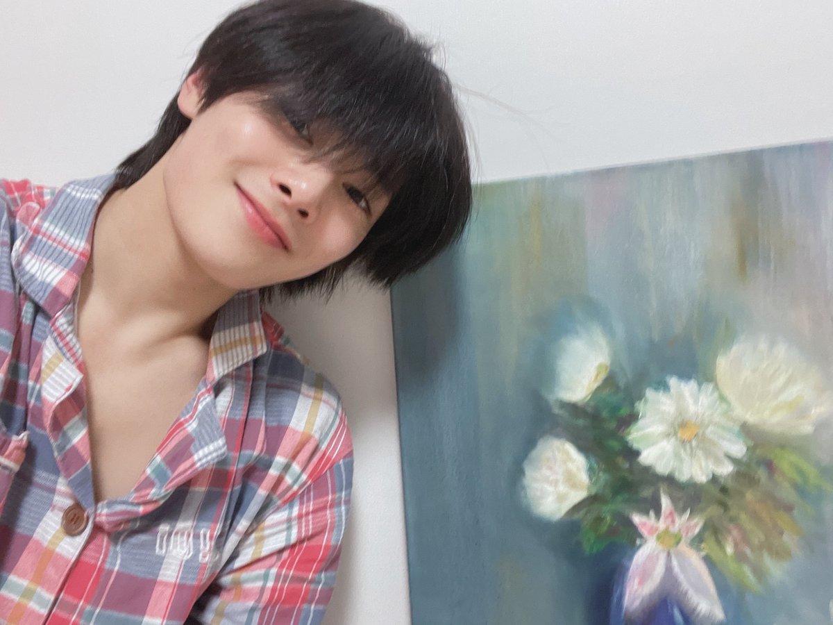 INCATBOY's tweet photo. mini au hyunin especial regalo de noviecitos :3

donde hyunjin tiene miedo de darle la pintura que le hizo a jeongin porque utilizó esta como una manera de confesarsele indirectamente https://t.co/SU5m2KvRqm