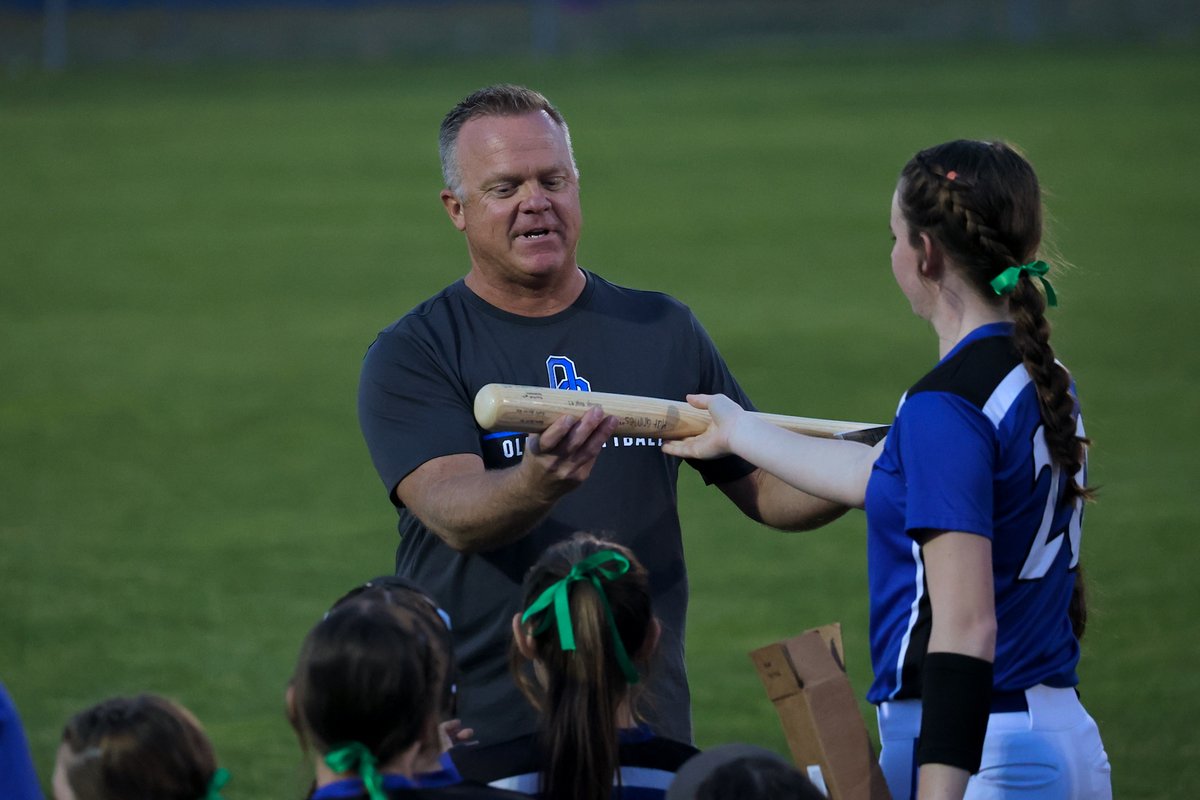 j_michaud_photo's tweet photo. Congratulations to Oldham County Coach, Steve Leanhart. With tonight's win he notched his 300th victory at the helm of the Colonels. @OldhamSoftball @OCColonelNation @THEOZONE7 @OldhamEraSports https://t.co/DqUEvukvZG