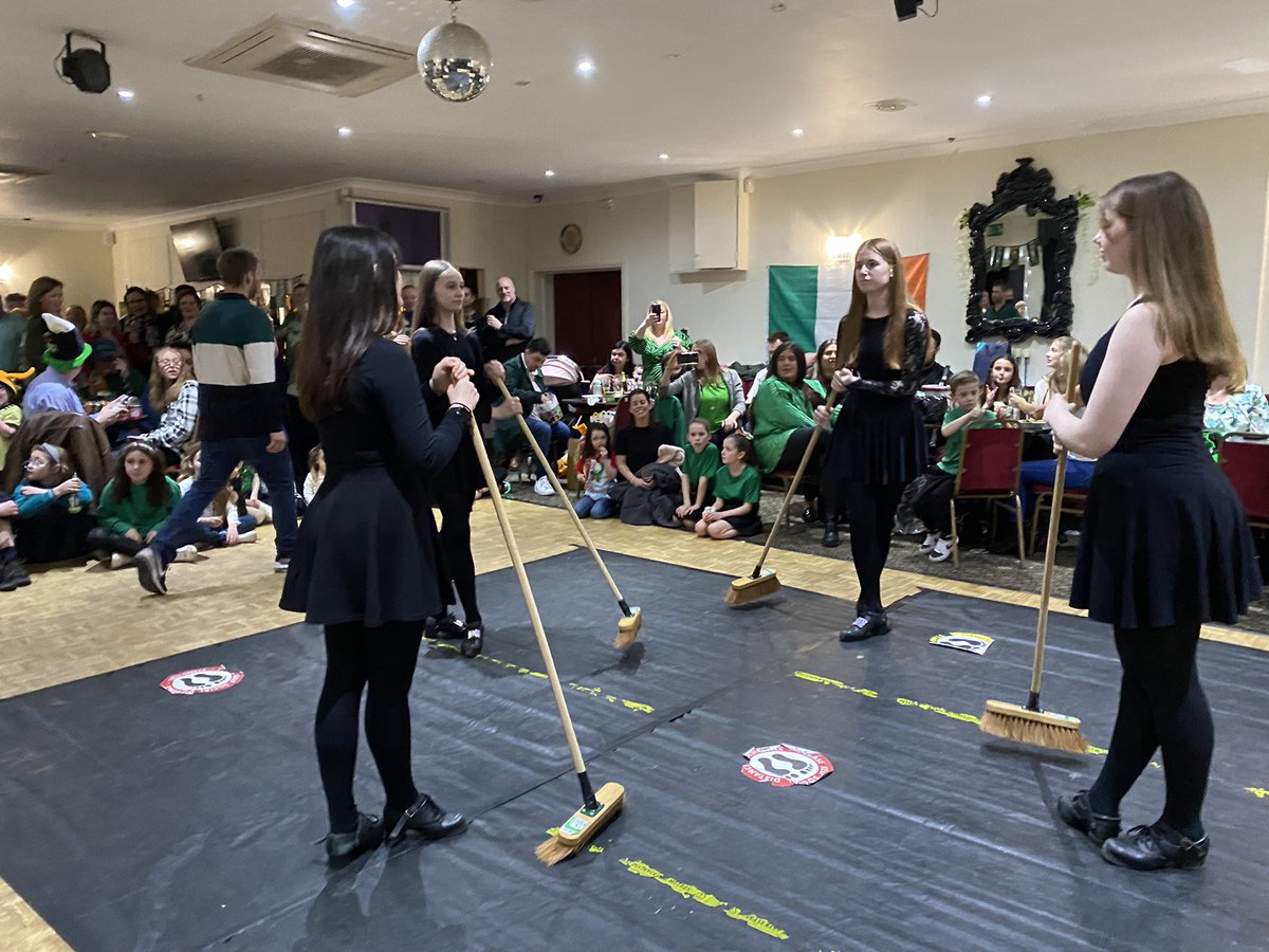 MurrayIrishDanc's tweet photo. Brilliant to be back out dancing again on St Patricks Day! 20 of our dancers performing at the @IrishClubStAlbn and enjoying every moment! It was all about #traditional for our theme this year! #stpatricksday2022 #Irishdance https://t.co/SzrVUVNAa1